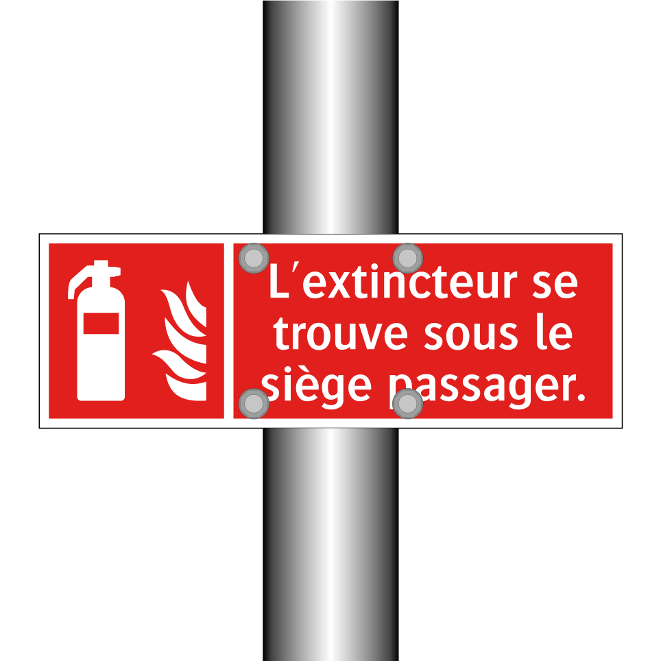 L'extincteur se trouve sous le siège passager.