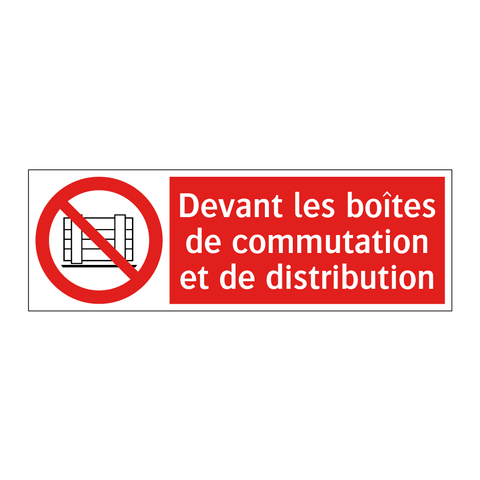 Devant les boîtes de commutation et de distribution