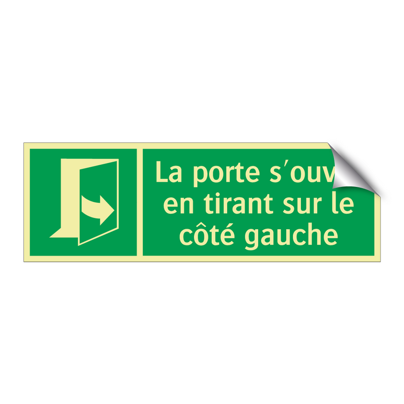 La porte s'ouvre en tirant sur le côté gauche