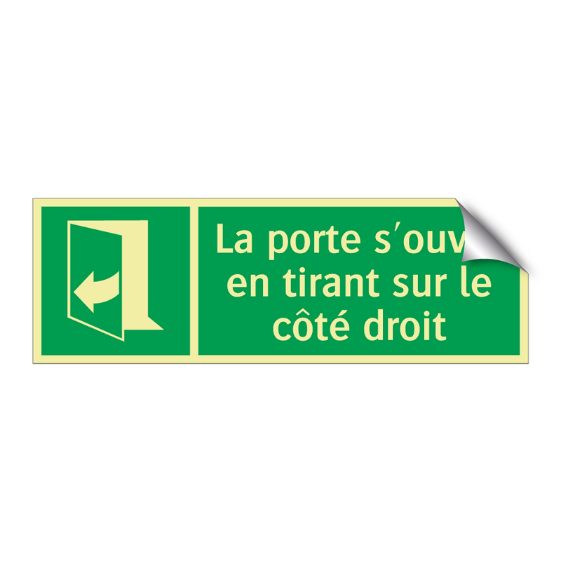 La porte s'ouvre en tirant sur le côté droit