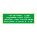 Sortie de secours à utiliser uniquement en cas d'urgence. Démolissez ce mur. Veuillez assurer votre propre sécurité en le faisant.