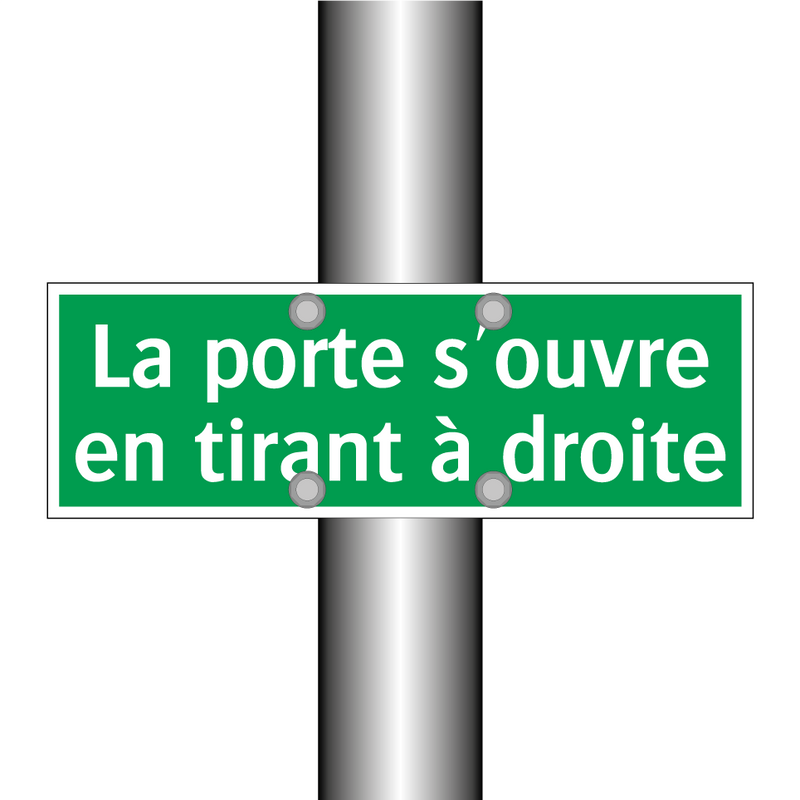 La porte s'ouvre en tirant à droite