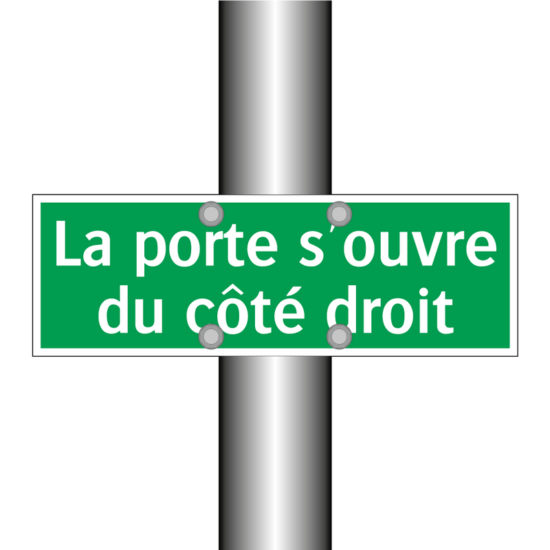 La porte s'ouvre du côté droit