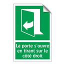 La porte s'ouvre en tirant sur le côté droit