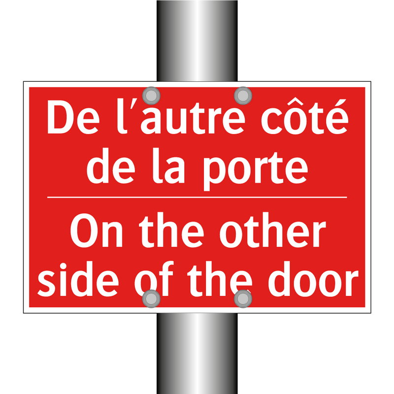De l'autre côté de la porte - On the other side of the door