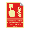 Panneau de contrôle d'alarme incendie de l'autre côté de la porte