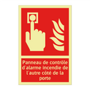 Panneau de contrôle d'alarme incendie de l'autre côté de la porte