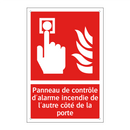 Panneau de contrôle d'alarme incendie de l'autre côté de la porte