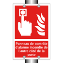Panneau de contrôle d'alarme incendie de l'autre côté de la porte