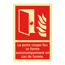La porte coupe-feu se ferme automatiquement en cas de fumée.