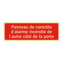Panneau de contrôle d'alarme incendie de l'autre côté de la porte