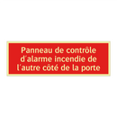 Panneau de contrôle d'alarme incendie de l'autre côté de la porte