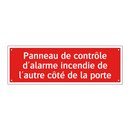 Panneau de contrôle d'alarme incendie de l'autre côté de la porte