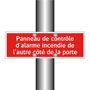 Panneau de contrôle d'alarme incendie de l'autre côté de la porte