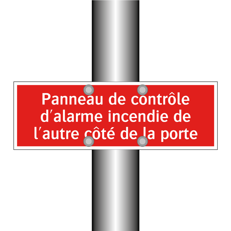 Panneau de contrôle d'alarme incendie de l'autre côté de la porte