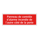 Panneau de contrôle d'alarme incendie de l'autre côté de la porte
