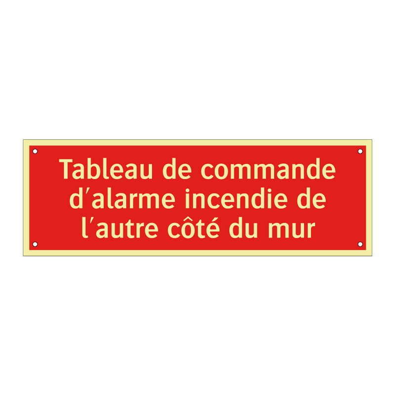Tableau de commande d'alarme incendie de l'autre côté du mur