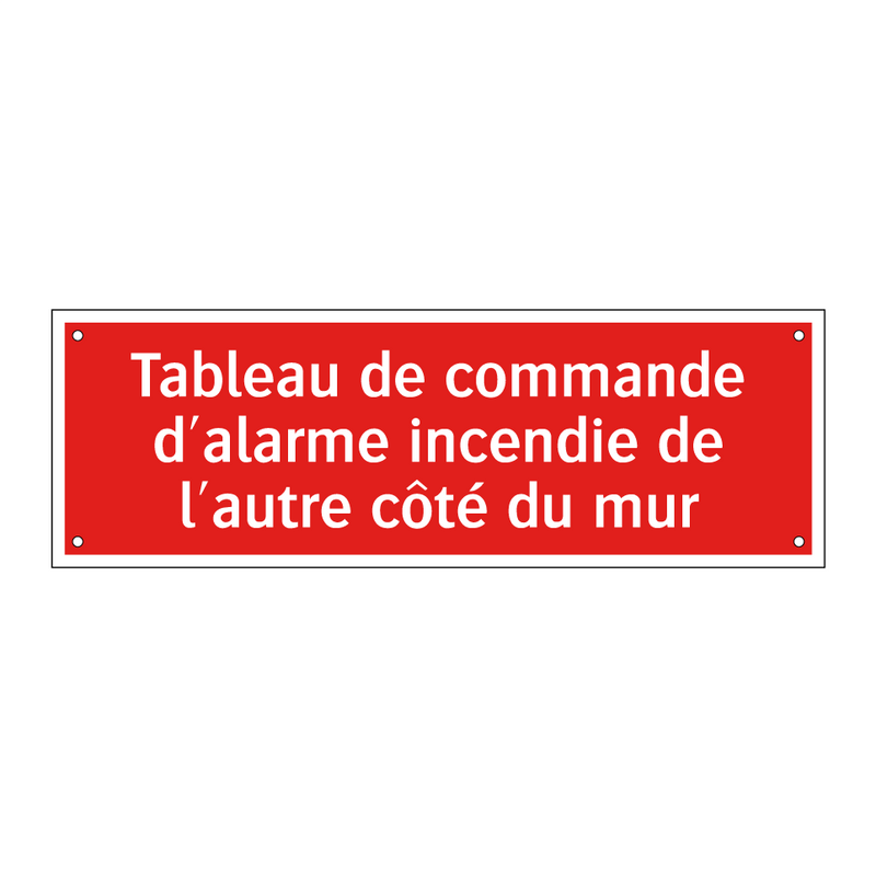 Tableau de commande d'alarme incendie de l'autre côté du mur