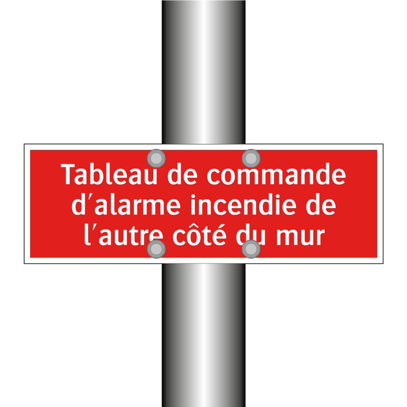 Tableau de commande d'alarme incendie de l'autre côté du mur