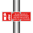 Ne pas éteindre le matériel informatique avec de l'eau ou de la poudre en cas d'incendie.