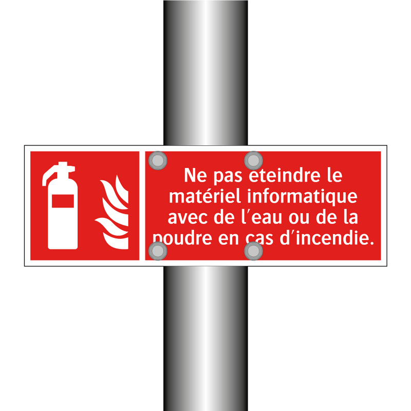 Ne pas éteindre le matériel informatique avec de l'eau ou de la poudre en cas d'incendie.