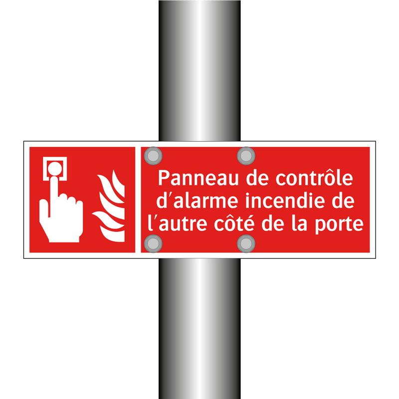 Panneau de contrôle d'alarme incendie de l'autre côté de la porte