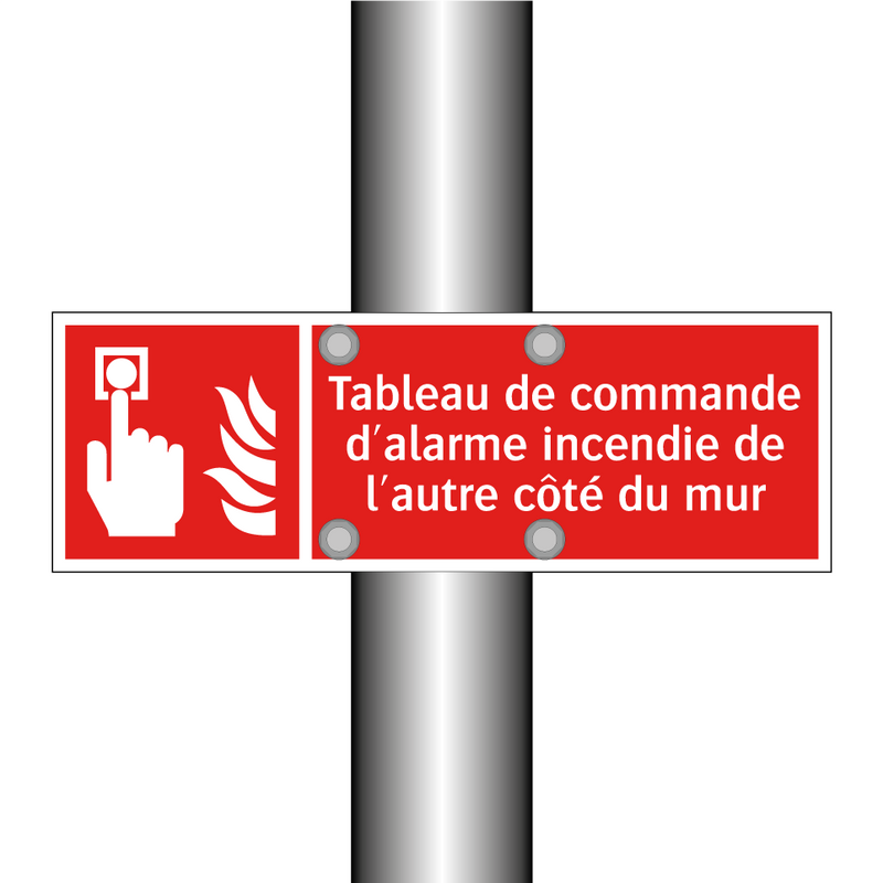 Tableau de commande d'alarme incendie de l'autre côté du mur