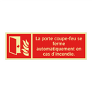 La porte coupe-feu se ferme automatiquement en cas d'incendie.