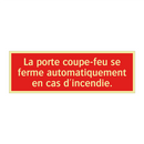 La porte coupe-feu se ferme automatiquement en cas d'incendie.
