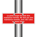 La porte coupe-feu doit être maintenue fermée. Ne doit pas être maintenue ouverte, avec des cales ou autre chose.