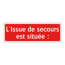 L'issue de secours est située :