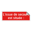 L'issue de secours est située :
