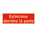 Extincteur derrière la porte
