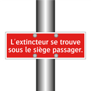L'extincteur se trouve sous le siège passager.
