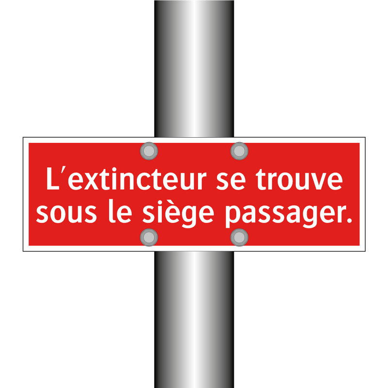L'extincteur se trouve sous le siège passager.