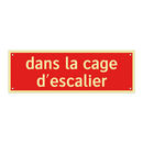 dans la cage d'escalier