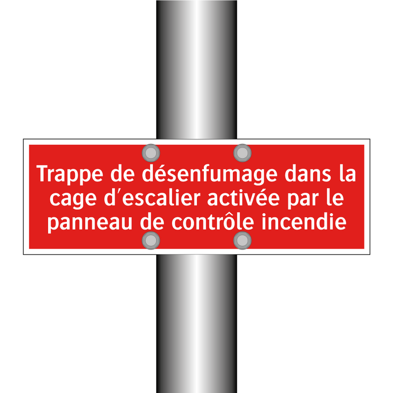 Trappe de désenfumage dans la cage d'escalier activée par le panneau de contrôle incendie