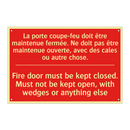 La porte coupe-feu doit être maintenue /.../ - Fire door must be kept closed. /.../