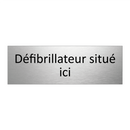 Défibrillateur situé ici