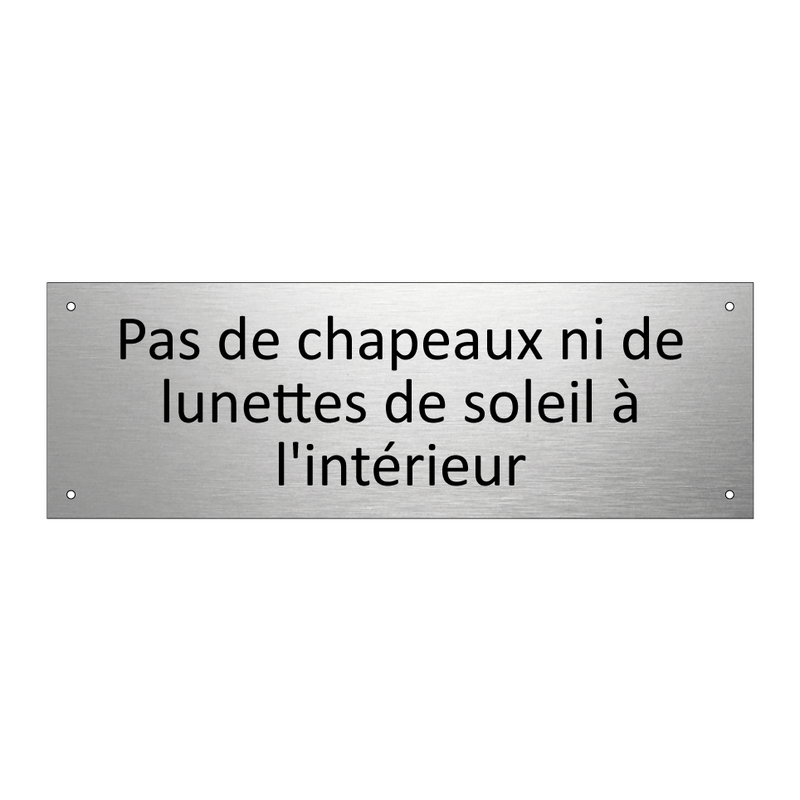 Pas de chapeaux ni de lunettes de soleil à l'intérieur
