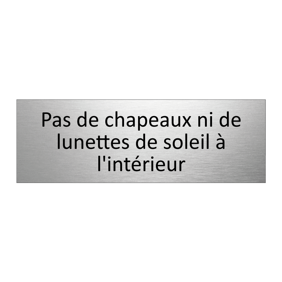 Pas de chapeaux ni de lunettes de soleil à l'intérieur