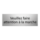 Veuillez faire attention à la marche