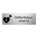 Défibrillateur situé ici