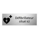 Défibrillateur situé ici
