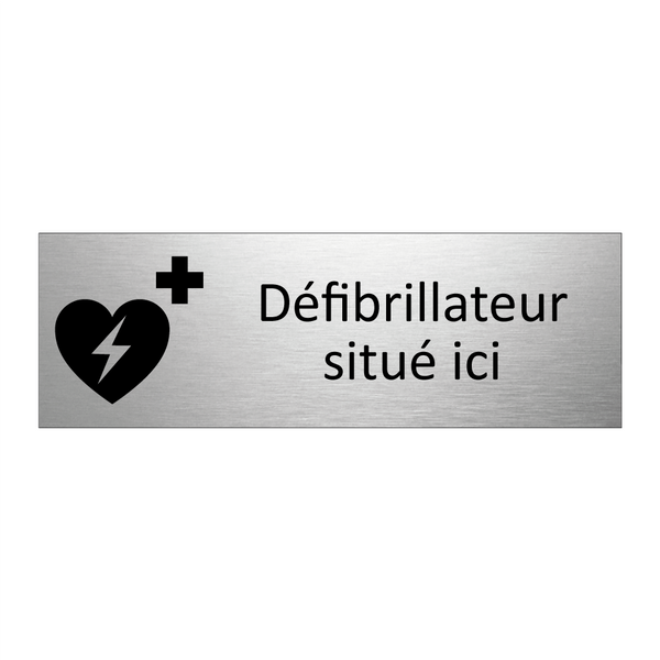 Défibrillateur situé ici