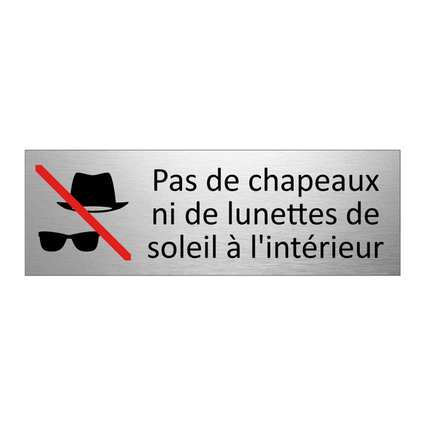 Pas de chapeaux ni de lunettes de soleil à l'intérieur