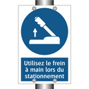 Utilisez le frein à main lors du stationnement