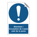 Attention ! Circulation de l'autre côté de la porte