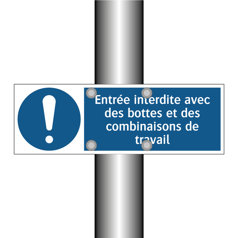 Entrée interdite avec des bottes et des combinaisons de travail