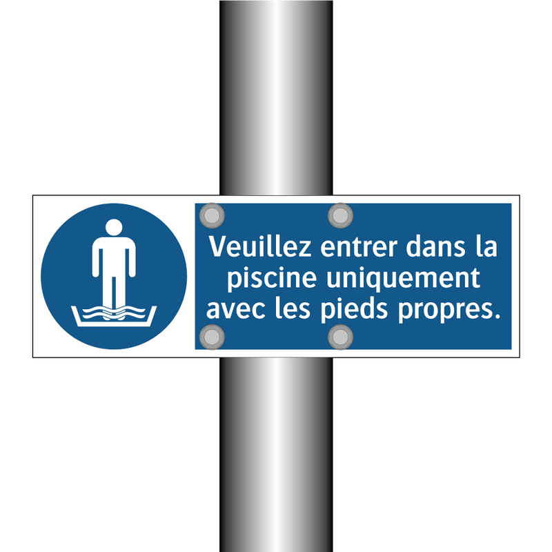 Veuillez entrer dans la piscine uniquement avec les pieds propres.